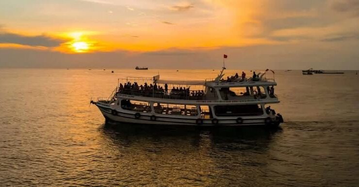 Večerní plavba po moři na ostrově Phu Quoc