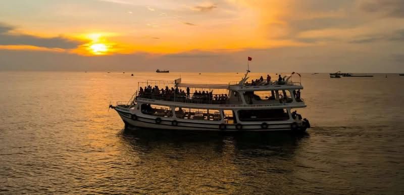 Večerní plavba po moři na ostrově Phu Quoc