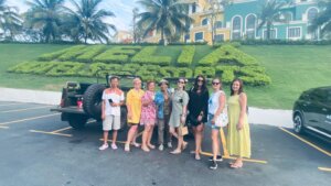 Skupinová fotografie účastníků soukromého Jeep Tour.