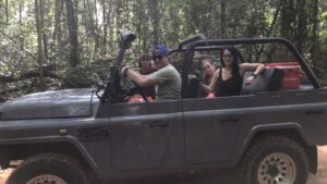 Účastníci Jeep Tour během jízdy historickým vojenským džípem.