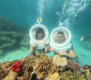 Klienti během aktivity Sea Walking objevují podmořský svět u ostrova Phu Quoc.