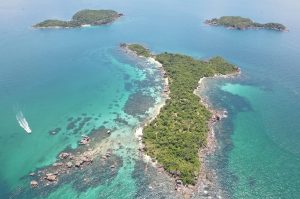 Letecký pohled na tropický ostrov.