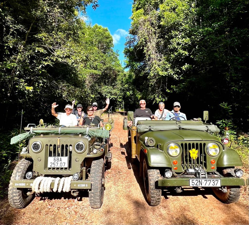 Off-road džípy během poznávání ostrova Phu Quoc