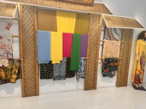Barevné hedvábné výrobky Phu Quoc
