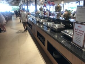 Bufetový oběd v restauraci během výletu
