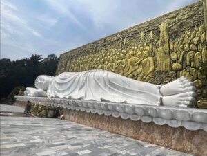 Velká ležící socha Buddhy v buddhistickém chrámu na Phu Quocu