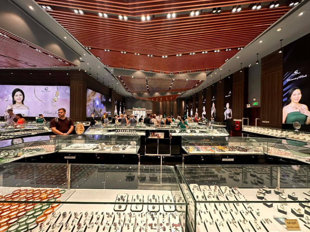 Moderní interiér prodejny perel a šperků na Phu Quocu s vitrínami