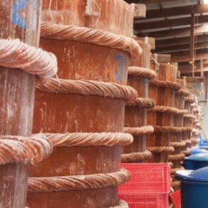 Tradiční velké dřevěné sudy pro fermentaci rybí omáčky na ostrově Phu Quoc.