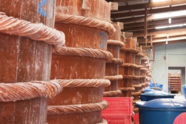 Tradiční velké dřevěné sudy pro fermentaci rybí omáčky na ostrově Phu Quoc.