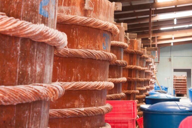 Tradiční velké dřevěné sudy pro fermentaci rybí omáčky na ostrově Phu Quoc.