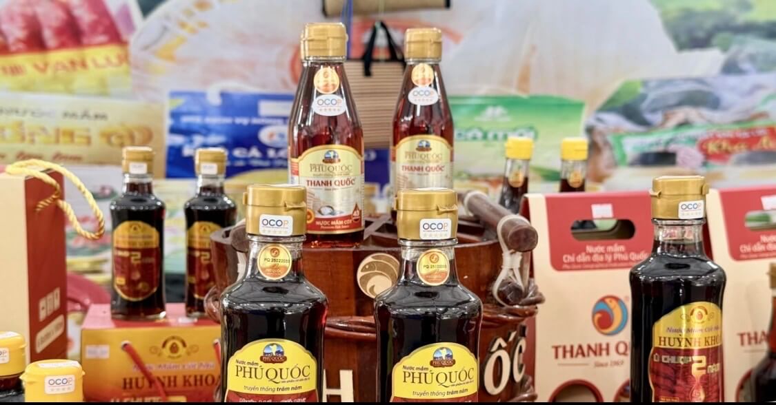 Lahve prémiové rybí omáčky s ochrannou známkou původu