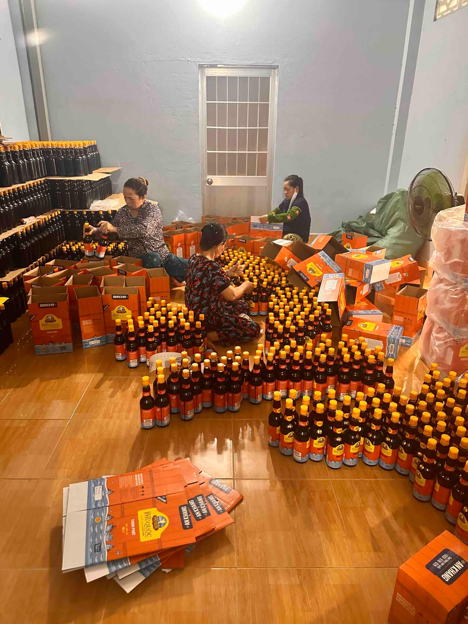 Pracovnice ručně balí lahve hotové rybí omáčky Phu Quoc do krabic