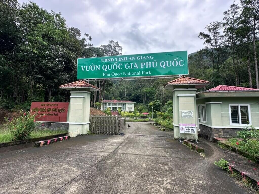 Zavřená vstupní brána do Národního parku Phú Quốc ve Vietnamu