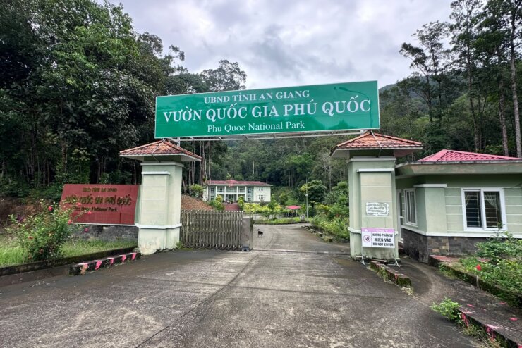 Zavřená vstupní brána do Národního parku Phú Quốc ve Vietnamu