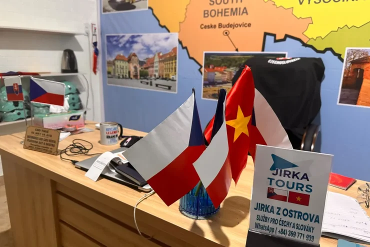 Česká a vietnamská vlajka na stole Jirka Tours před mapou Česka